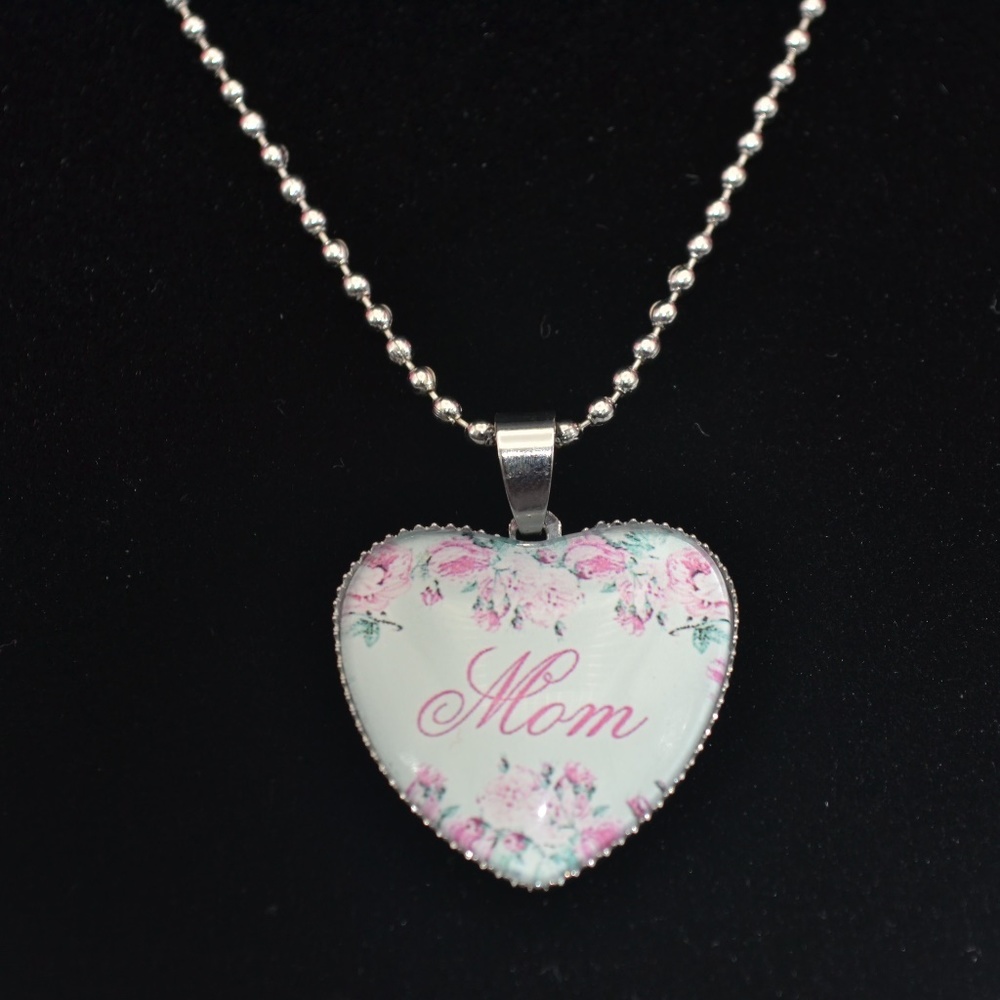 ‘♥️ Mom”- Mom Heart Pendant Necklace. - Picture 2 of 5